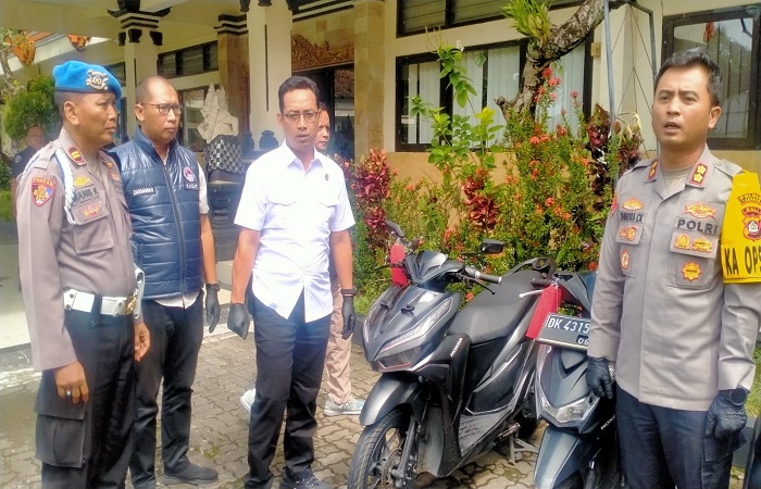 (Dari kanan) Kapolres Tabanan AKBP Chandra Citra Kesuma didampingi Kasat Reskrim Polres Tabanan AKP Moh Taufik Effendi menunjukkan barang bukti kendaraan yang dicuri DV dan RD anak dibawah umur.
