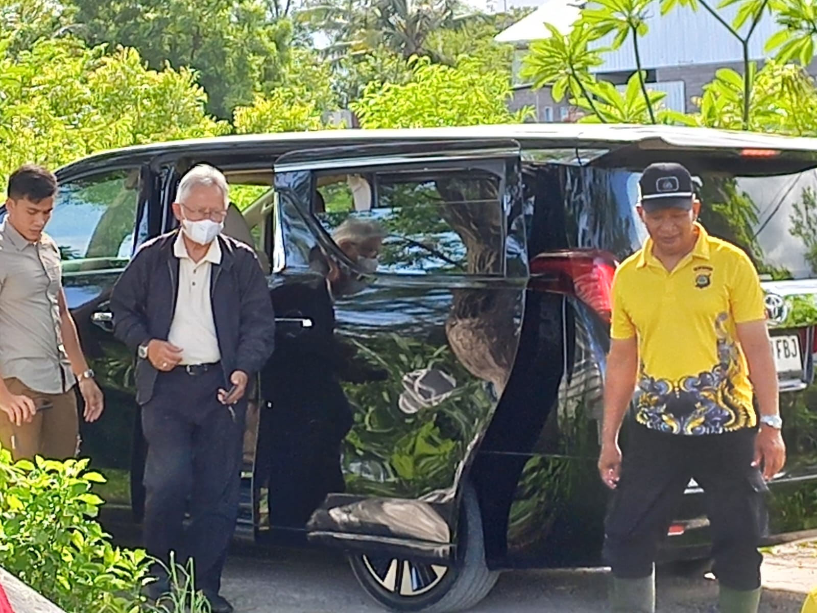 KUNJUNGAN: Menteri Dikti Ristek, Satryo Soemantri Brodjonegoro (memakai masker) bersama Kapolsek Sawan, AKP Ketut Budayana (bertopi) saat mengunjungi kebun ketahanan pangan milik Polsek Sawan.