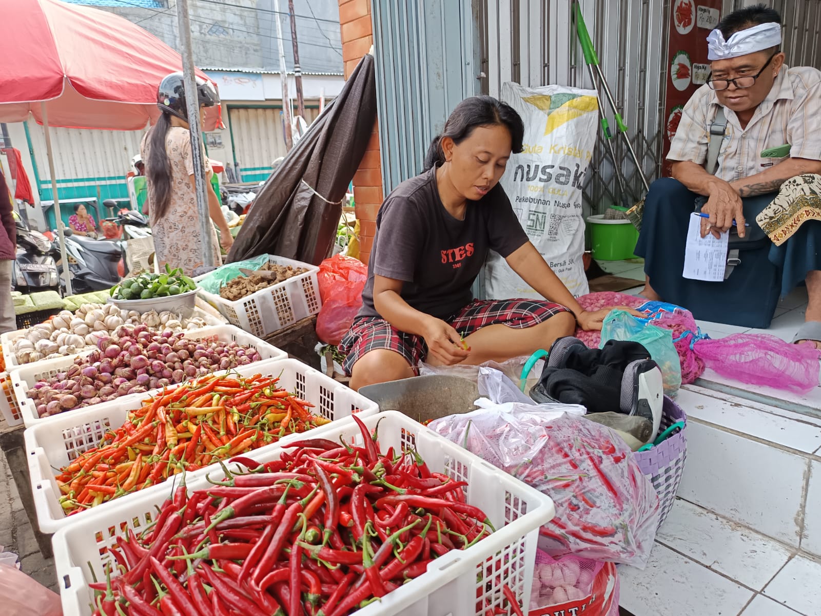NAIK TINGGI: Komoditas cabai melonjak saat tahun baru di Buleleng. Harga cabai diprediksi akan semakin tinggi beberapa bulan kedepan.