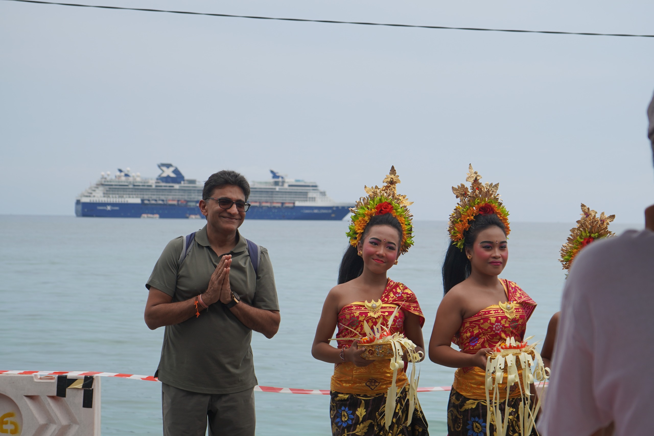 KUNJUNGAN: Wisatawan kapal pesiar dari MV Celebrity Millennium melakukan kunjungan ke Buleleng.
