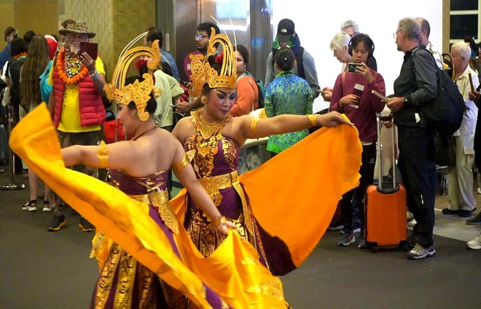 Penumpang perdana yang tiba di bandara I Gusti Ngurah Rai disambut tarian tradisional Bali.