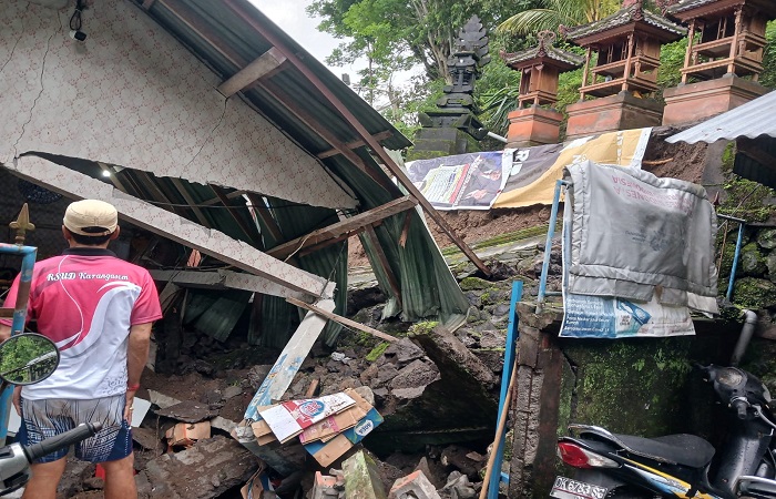 Senderan amblas menimbun Pelinggih dan bangunan warung warga di Banjar Dinas Tista Gede, Desa Tista, Kecamatan Abang dan menyebabkan kerusakan pada bangunan.