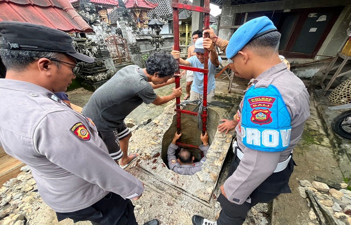 Petugas gabungan berupaya menyelamatkan Ni Kadek Darmini, 35, warga Desa Klumpu, Kecamatan Nusa Penida yang terjatuh di sumur.