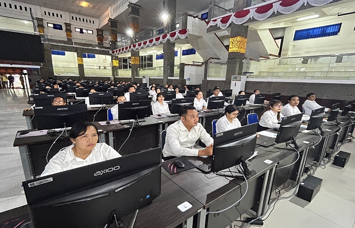 Suasana saat seleksi kompetensi PPPK lingkup Pemkab Buleleng belum lama ini. Kini untuk tahap I, sebanyak 3.586 orang tenaga non ASN sudah dinyatakan lulus untuk PPPK teknis dan tenaga kesehatan.