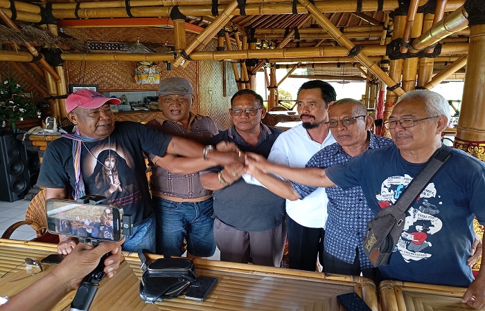 Sejumlah LSM di Buleleng bergabung menuntut dan mendesak penyelesaian kasus tanah negara di Bukit Ser, Desa Pemuteran, Kecamatan Gerokgak, Kabupaten Buleleng.