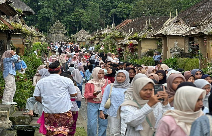 Ribuan wisatawan domestik mengunjungi Desa Wisata Penglipuran, Rabu (1/1) kemarin.