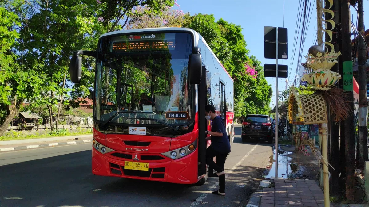 Angkutan Umum Massal Perkotaan berbasis jalan, Trans Metro Dewata yang beroperasi di kawasan Denpasar, Badung, Gianyar, dan Tabanan (Sarbagita).