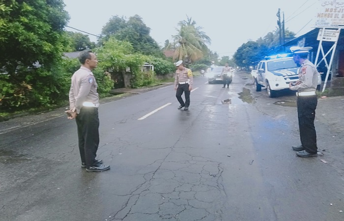 Polisi melakukan olah TKP di lokasi kejadian. Laka lantas dua sepeda motor ini mengakibatkan seorang bayi berusia 6 bulan menjadi korban jiwa.