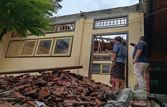 Kondisi atap di ruang kelas yang ada di SDN 5 Kampung Baru yang roboh sebanyak 2 kali. BPBD Buleleng pun melakukan bersih-bersih, sebab siswa akan mulai kembali sekolah pada Senin (6/1) mendatang.
