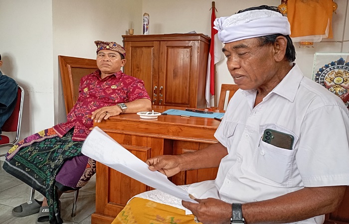 Direktur BUMDes Pandan Harum Desa Selat, Ketut Mangku (baju putih) dan Perbekel Desa Selat, Putu Mara (baju endek merah) saat menjelaskan mengenai hembusan isu kongkalikong dalam peminjaman dana.