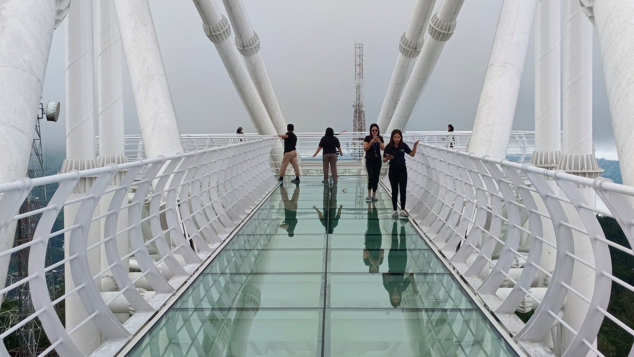JEMBATAN KACA: Kondisi jembatan kaca di Turyapada Tower. Wahana ini menjadi primadona bagi para pengunjung.