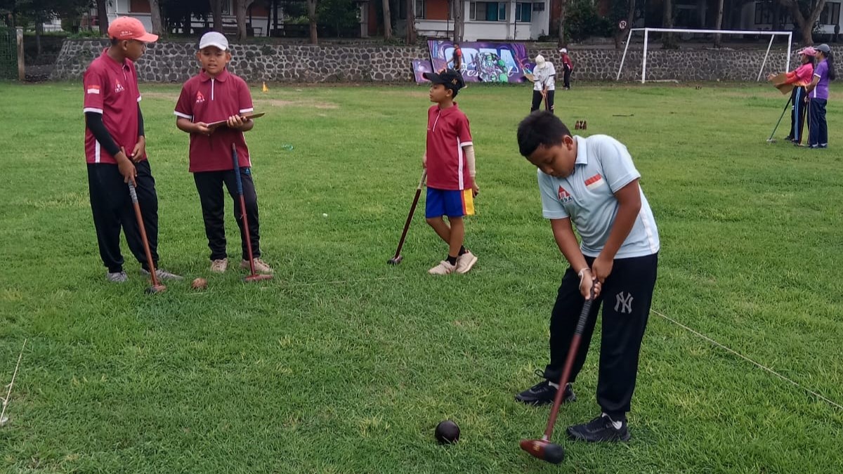WOODBALL: Para atlet pemula tengah berlatih woodball di Lapangan Undiksha.
