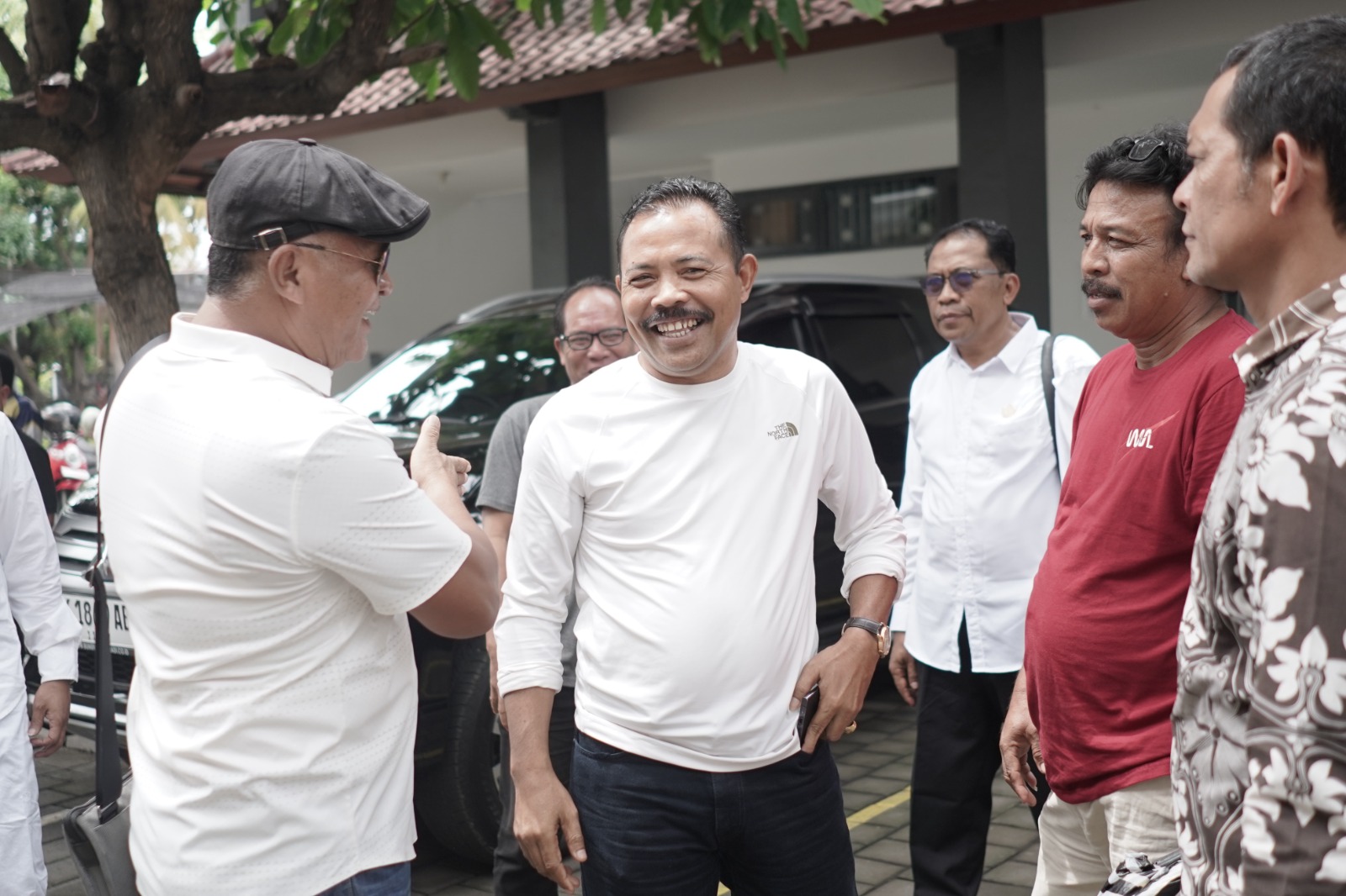 MINTA KEJELASAN: Ketua DPRD Buleleng, Ketut Ngurah Arya (tengah) mendatangi Kantor Pertanahan Buleleng untuk menelusuri permasalahan sengketa agraria di Bukit Ser, Desa Pemuteran.