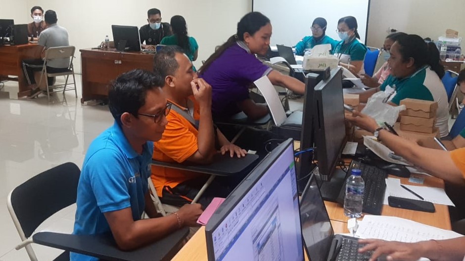 URUS BERKAS: Pegawai kontrak Pemkab Buleleng mengurus berkas dokumen kesehatan di RSUD Buleleng.