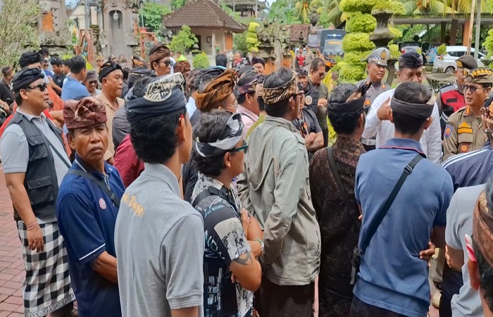 Ratusan warga Desa Adat Nyuh Kukuh, Kecamatan Nusa Penida mendatangi Kantor DPRD Klungkung, Kamis (2/1) lalu sekitar pukul 10.00.