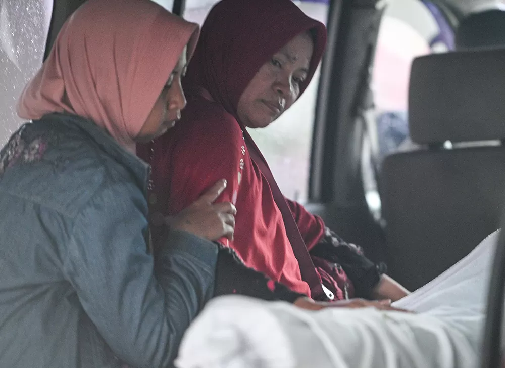 KAWAL JENAZAH: Keluarga AR benar-benar terpukul atas kematian anaknya akibat dianiaya oleh seniornya di Pondok Pesantren Nurul Abror Al-Robbaniyin.