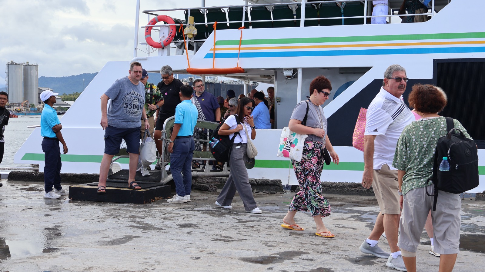 KAPAL PESIAR: Para wisatawan dari Kapal Pesiar MV. Celebrity Millennium berdatangan di Pelabuhan Celukan Bawang. Mereka akan menikmati paket perjalanan di Buleleng.