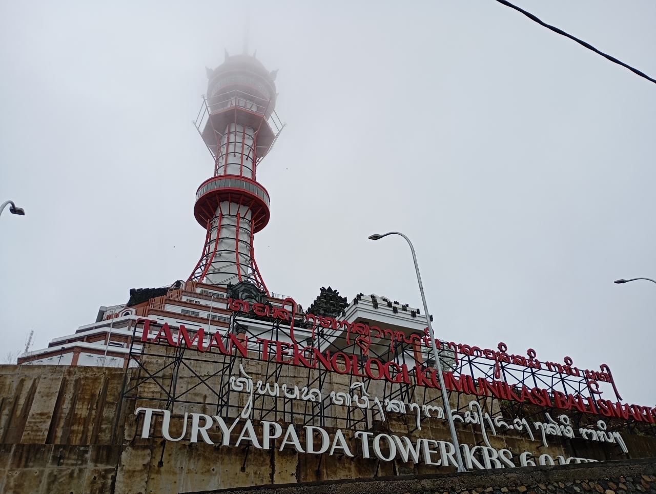 BERKABUT: Suasana di Turyapada Tower yang terletak di Desa Pegayaman, Kecamatan Sukasada, Buleleng.