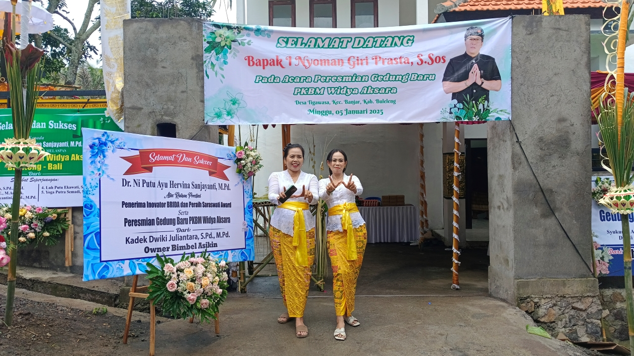 GEDUNG BARU: Direktur PKBM Widya Aksara, Ni Putu Ayu Hervina Sanjayanti (kanan) bersama Bendahara PKBM Widya Aksara, Ni Luh Ayu Marheni (kiri).