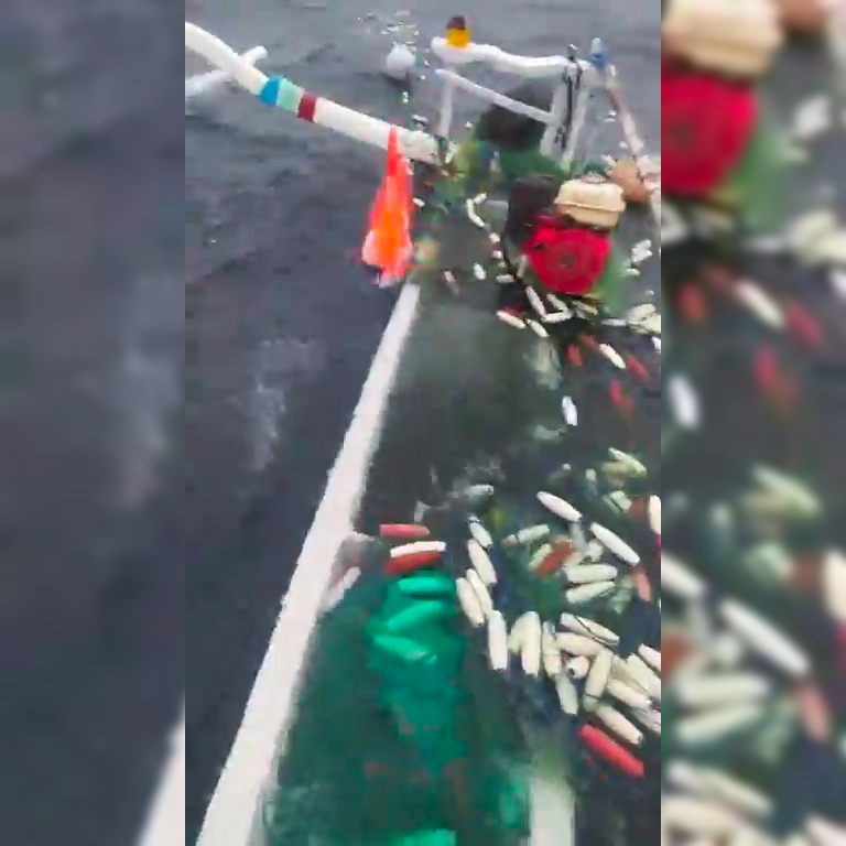 NYARIS TENGGELAM: Perahu nelayan asal Karangasem nyaris tenggelam karena mendadak kena hantam gelombang.