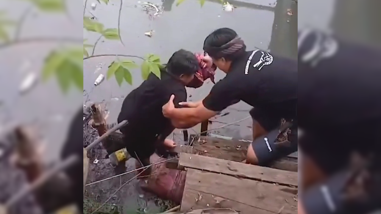 EVAKUASI: Warga mengevakuasi orok yang ditemukan mengambang di wilayah Pemelisan, Sesetan.