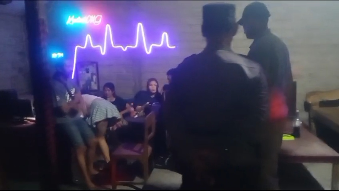 KEDAI MIKOL: Polisi menggerebek kedai yang menjual minuman beralkohol (mikol) di Negara. Pemiliknya terancam sanksi pidana.