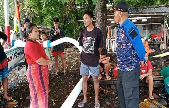 Korban I Kadek Juliawan (baju hitam) saat dimintai keterangan oleh petugas Polair Polres Karangasem usai mengalami musibah saat melaut akibat dihantam gelombang tinggi, di perairan Tulamben.