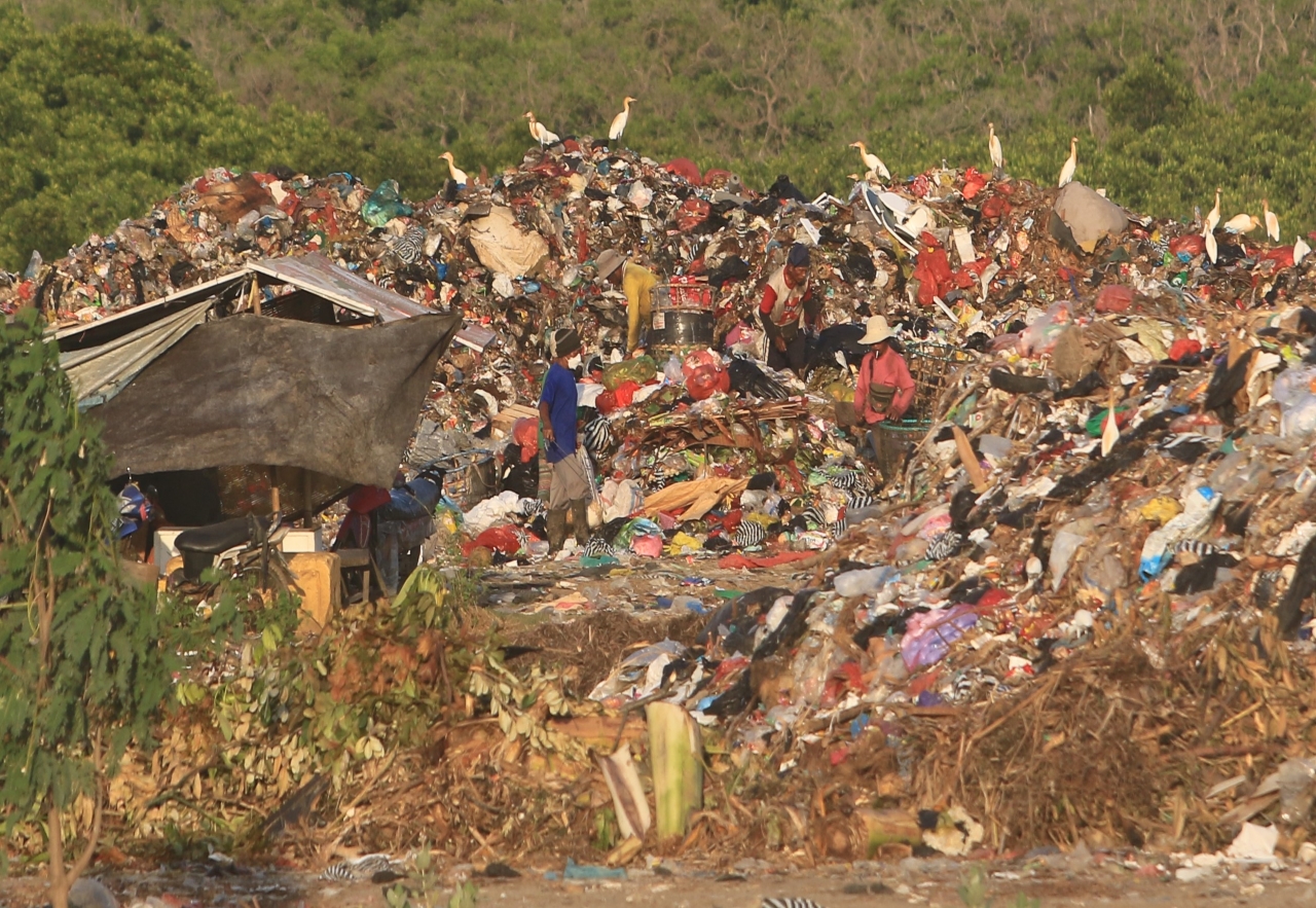 MENGGUNUNG: Timbunan sampah di TPA Suwung.
