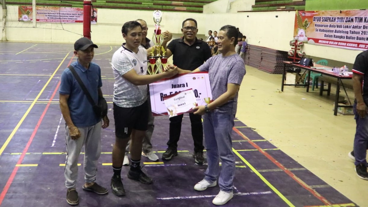 TURNAMEN: Desa Sidetapa meraih gelar juara pada Turnamen Voli Buleleng Cup.