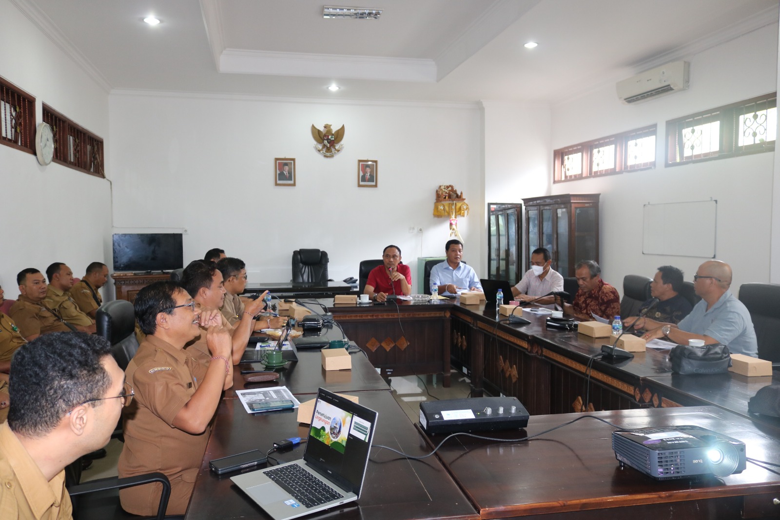 BAHAS PBG: Suasana rapat kerja Komisi II DPRD Buleleng membahas penerbitan Persetujuan Bangunan Gedung (PBG).