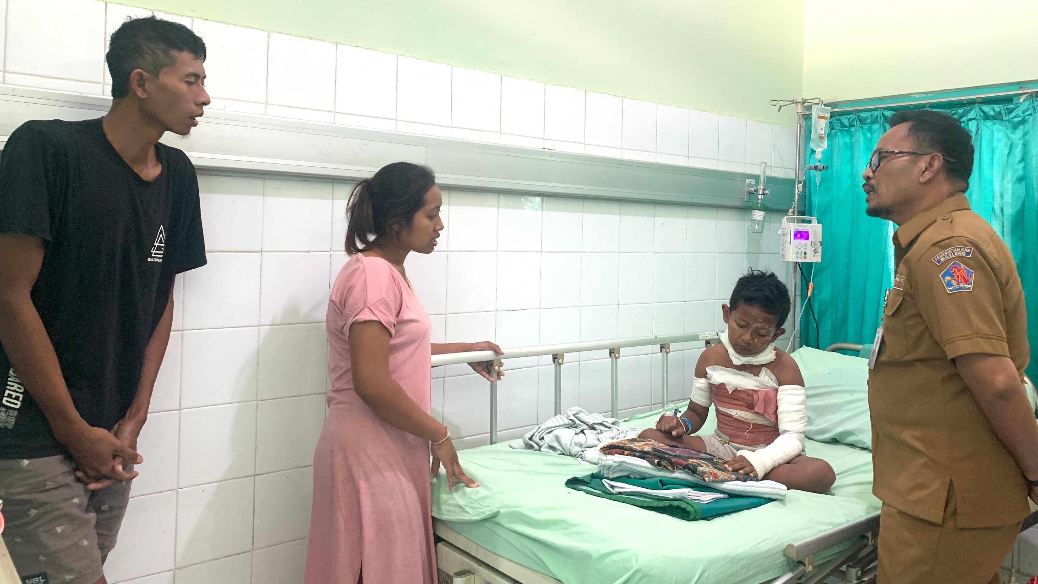 KUNJUNGI KELUARGA MISKIN: Kepala Dinas Sosial Buleleng, I Putu Kariaman Putra (kanan) saat mengunjungi keluarga miskin di Buleleng yang anaknya tersambar api.