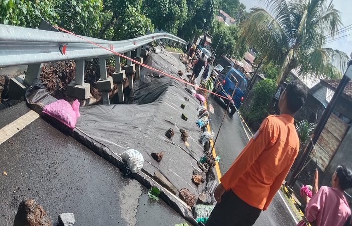 Situasi di lokasi jalan amblas di Desa Pacung. Jalan yang amblas ini merupakan jalan umum nasional, yaitu Jalan Raya Singaraja-Amlapura, dengan panjang kerusakan 20 meter.