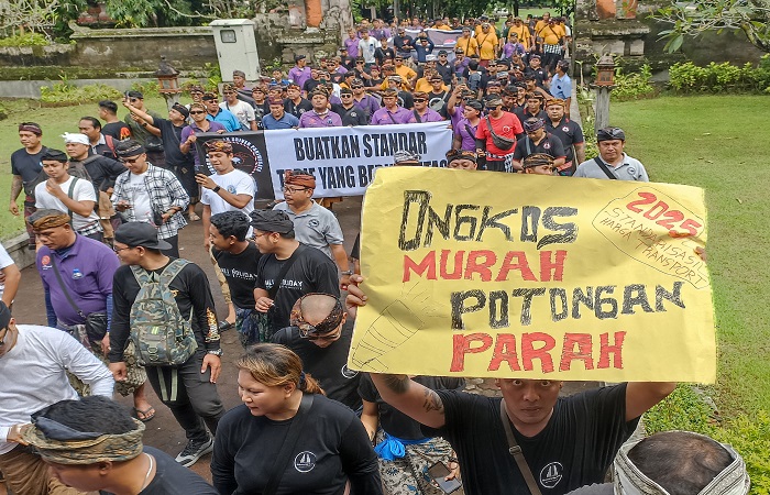 Ratusan Sopir Pariwisata Bali Geruduk Gedung DPRD Bali, Tuntut Pembatasan Kuota Mobil Taksi Online.