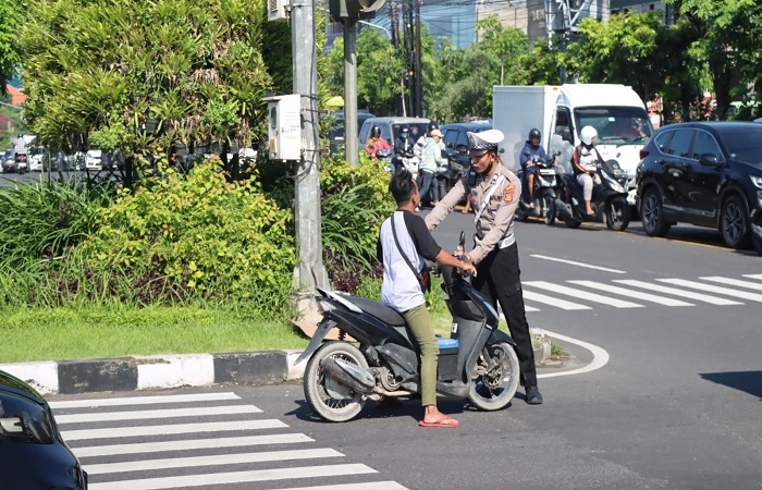 Satuan lalu lintas Polresta Denpasar menggelar razia di simpang Jalan Cargo-Jalan Bulu Indah, Denpasar, pada Selasa 7 Januari 2025.