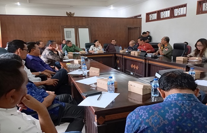 Pertemuan antara dewan dan Pemkab Buleleng terkait dengan villa yang ada di Bukit Ser. Dewan mengaku heran dengan Satpol PP yang tidak berani menindak bangunan villa di sana.