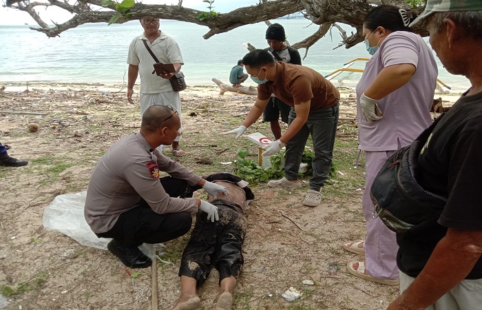 Polisi melakukan evakuasi terhadap jenazah Hartono, warga Banyuwangi yang ditemukan mengambang di Perairan Buleleng.