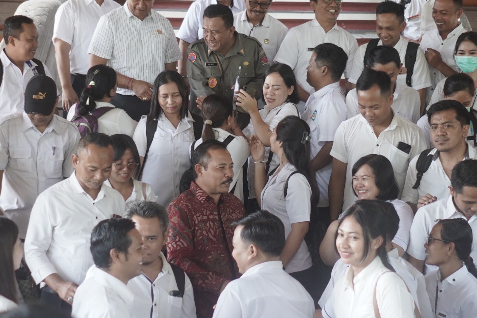 SAMPAIKAN ASPIRASI: Para pegawai kontrak menyampaikan aspirasi kepada Ketua DPRD Buleleng, Ketut Ngurah Arya (baju endek).