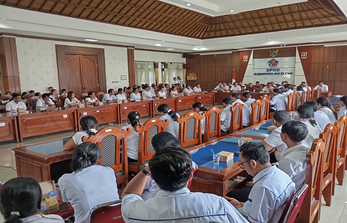 Perwakilan calon PPPK yang tidak lulus dalam seleksi PPPK tahap I mendatangi DPRD Buleleng. Mereka mesadu karena tidak mendapatkan formasi.