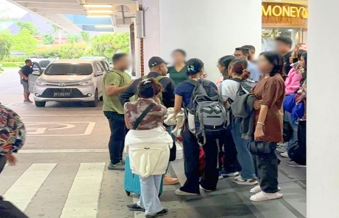 Petugas melakukan penindakan terhadap WNA berinisial VV yang nyambi jadi tour guide di Bali.
