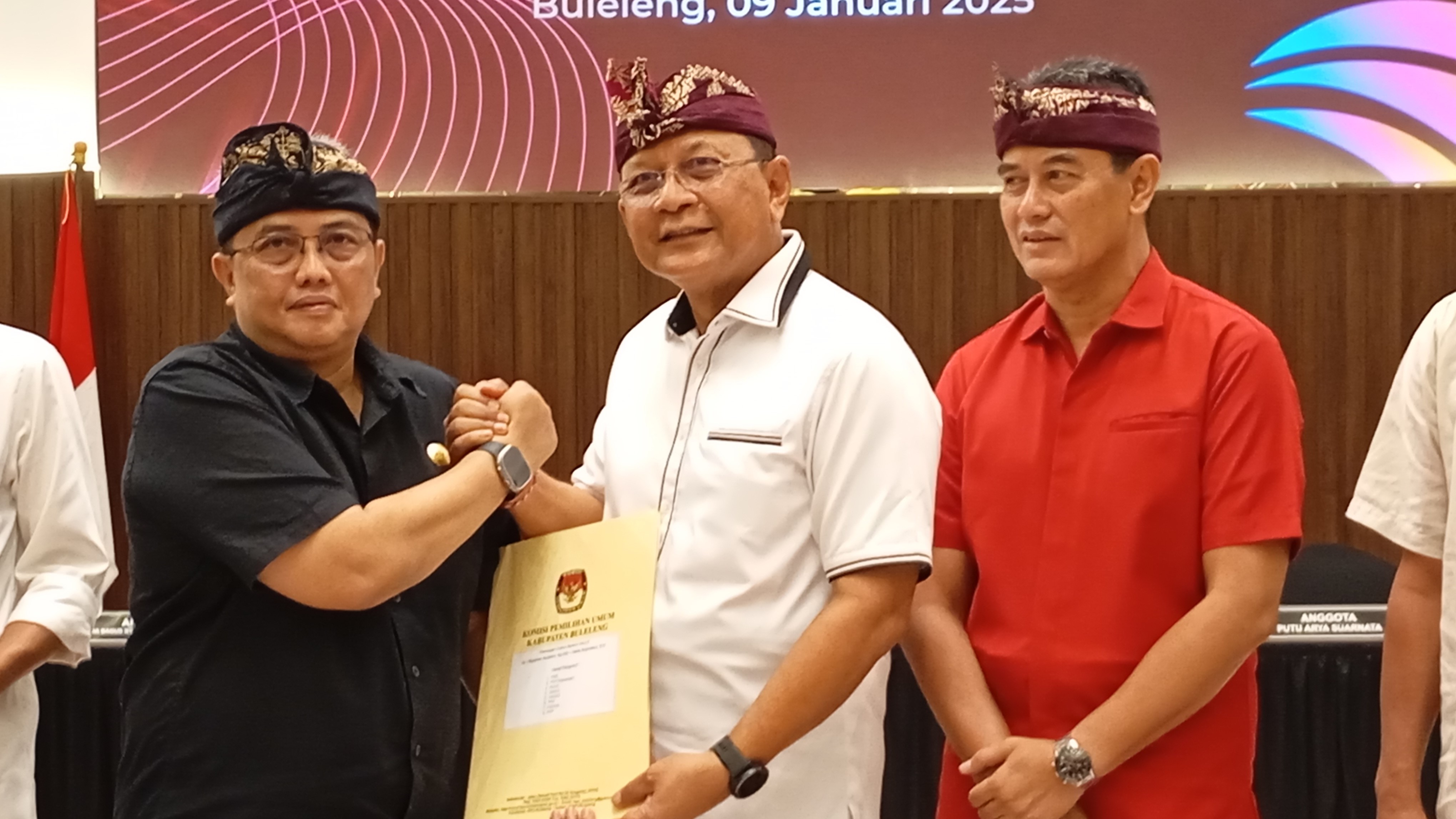 SAH: Ketua KPU Buleleng, Dudhi Udiyana (kiri) menyerahkan SK penetapan sebagai Bupati dan Wakil Bupati Terpilih kepada Nyoman Sutjidra (tengah) dan Gede Supriatna (kanan).