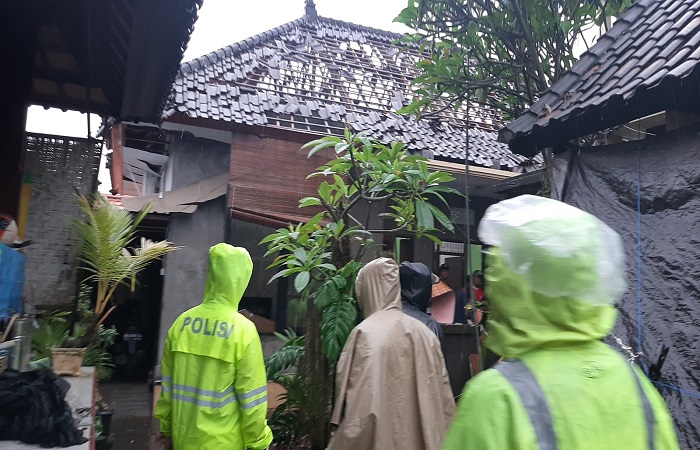 Genteng rumah warga Banjar Akta, Ketewel, yang tersambar petir berjatuhan menimpa perabot rumah tangga.