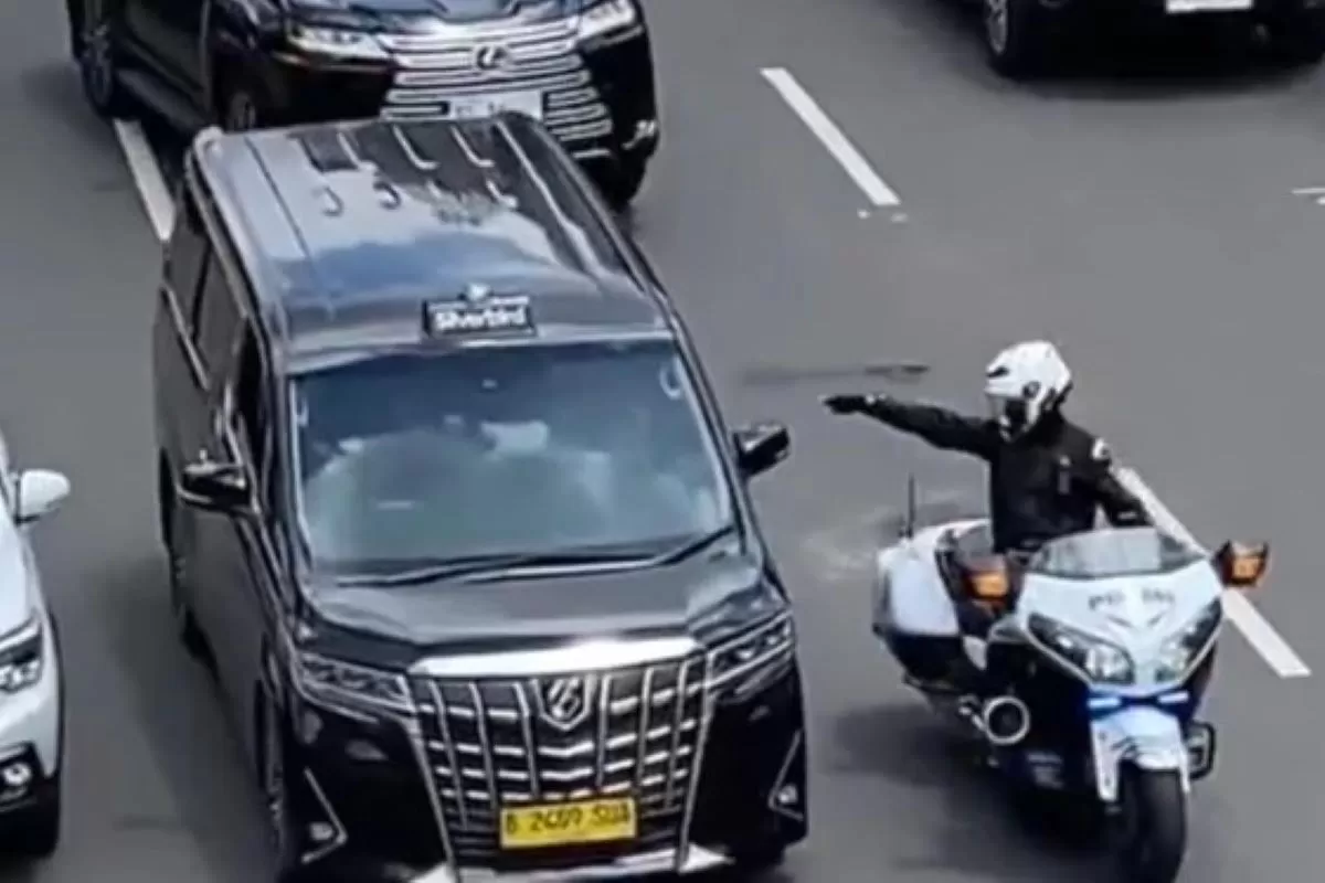 Tangkapan layar petugas patwal yang dianggap arogan saat mengawal mobil dinas RI 36.