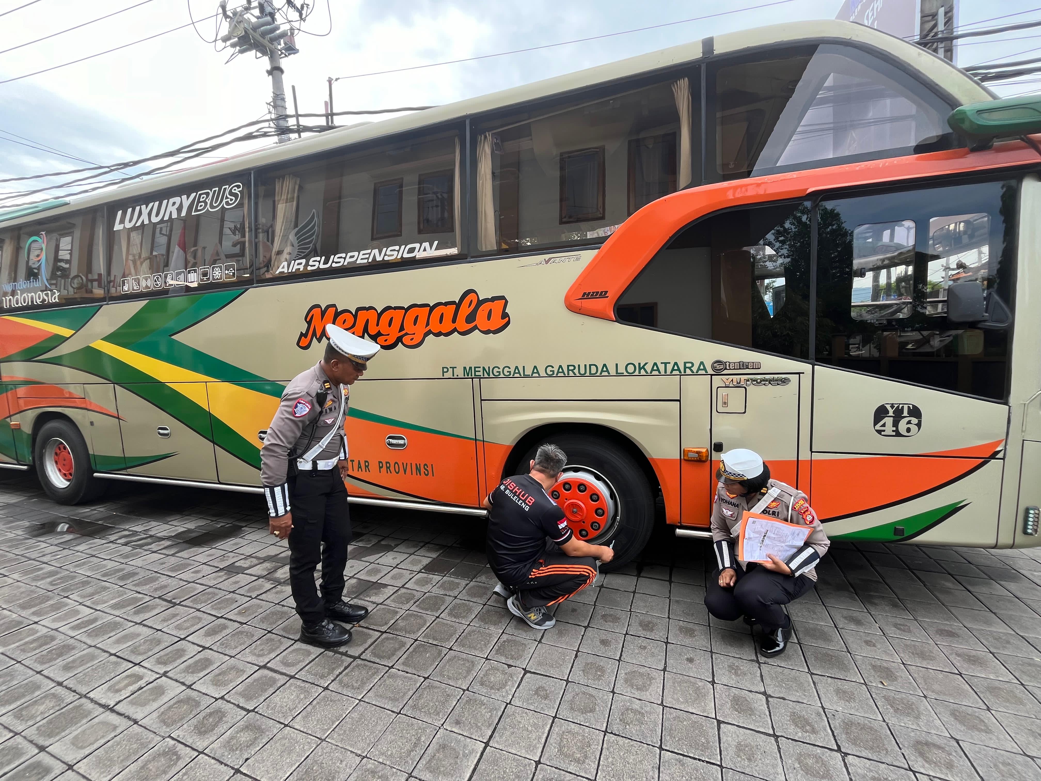 RAMP CHECK: Petugas Dishub dan Polisi Lalu Lintas melakukan ramp check bus di Buleleng.