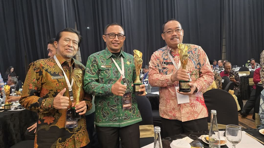 INOVASI: Kepala Brida Buleleng, Made Supartawan (tengah) saat menerima penghargaan Indeks Inovasi Daerah dari Kemendagri.