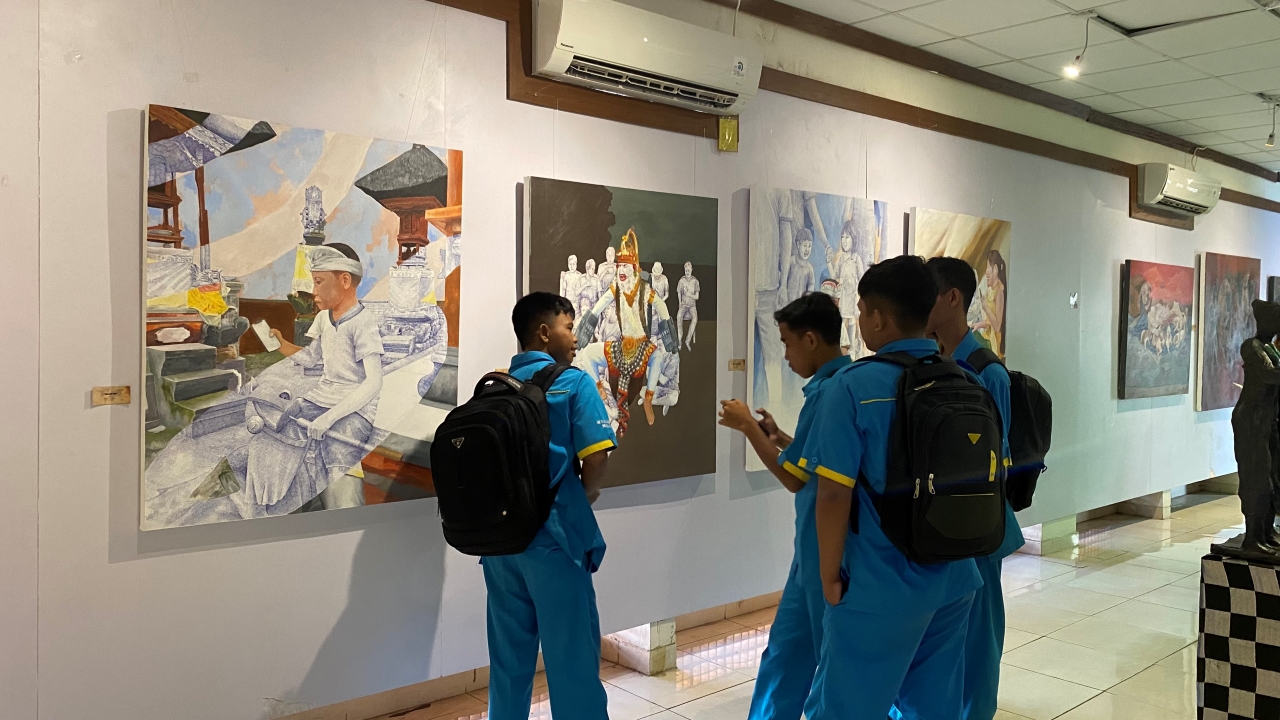 KRITIK SOSIAL: Karya lukisan Ida Bagus Made Dwipayana yang dipamerkan di Galeri Paduraksa Undiksha.