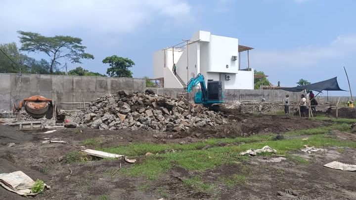 STOP DULU: Proses pembangunan villa di kawasan Bukit Ser, Pemuteran. Proyek itu dihentikan oleh Pol PP Buleleng.