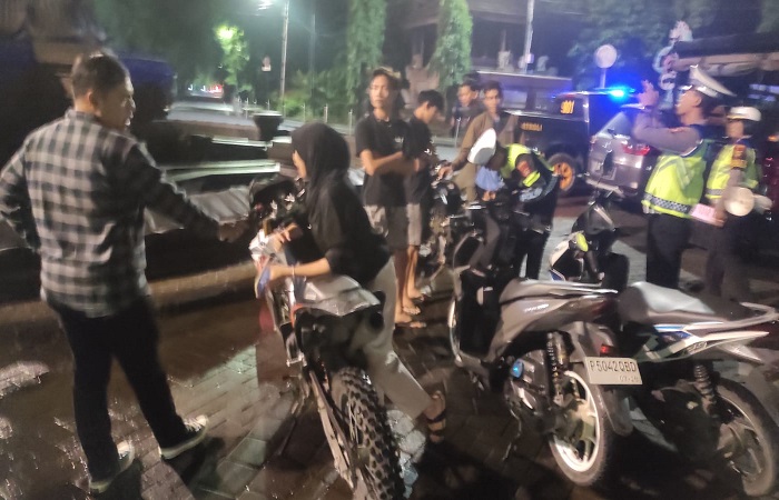 Sejumlah kendaraan diangkut dalam kegiatan Ciptakan Stabilitas Kamtibmas Guna Meminimalisir Kerawanan malam Minggu 12 Januari 2025.