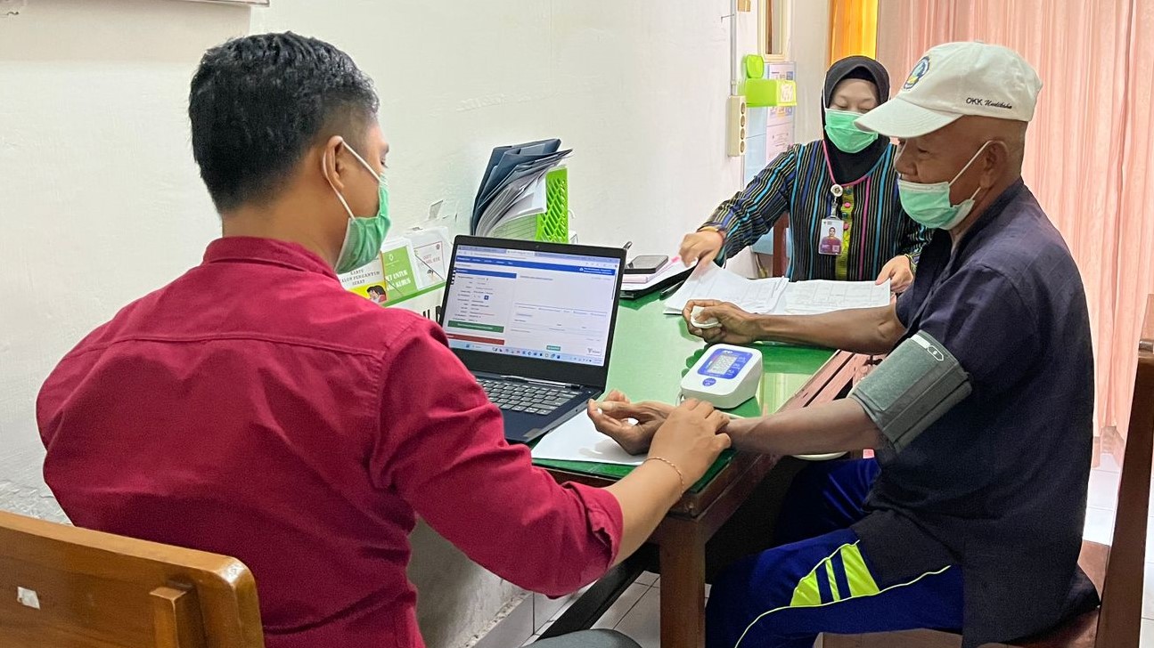 PERIKSA KESEHATAN: Suasana pemeriksaan kesehatan pada lansia di salah satu puskesmas yang ada di Buleleng.