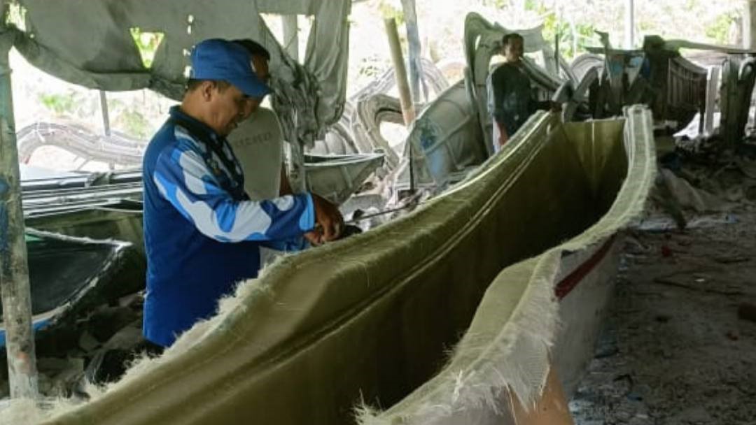PERAHU: Pemantauan proses pembuatan perahu yang akan diberikan kepada kelompok nelayan di Buleleng.