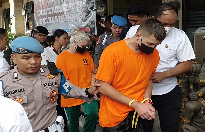Dua Warga Negara Asing (WNA) asal Rusia yakni wanita bernama Anastasia Koveziuk, 27, dan pria bernama Maxsim Tokarev, 32, saat diamankan Polda Bali. Keduanya jadi mucikari di Bali.
